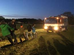 Scouts slepen een vrachtwagen