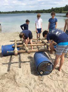 Scouts pionieren een vlot