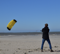 Een explorer met een kite